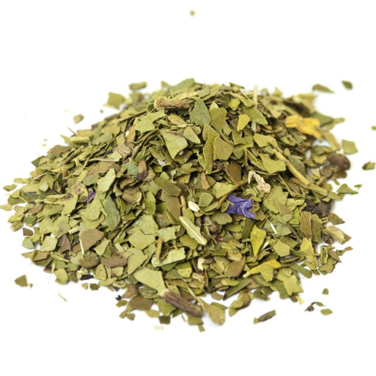 Pointe de feuilles de yerba mate, séchées et coupées, de couleur verte.